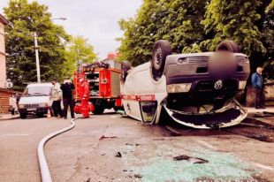 В Ивано-Франковске вследствие ДТП перевернулась «скорая»: есть пострадавшие