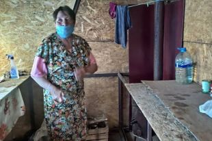 Два месяца в фанерном домике: пенсионерке разрешили пересечь КПВВ