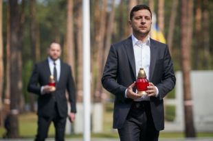 Зеленский почтил память жертв политических репрессий