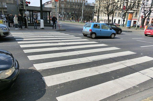 Соблюдение правил на пешеходных переходах и перекрестках
