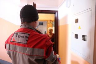 Волонтеры РУСАЛа с апреля ежемесячно доставляют им бесплатные наборы продуктов.