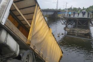 Фура повисла над рекой: в Днепропетровской области рухнул мост