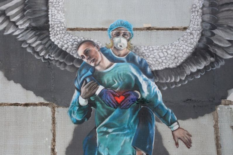 Граффити, появившееся в честь Международного дня медицинской сестры на стене дома в Одинцово, Московская область.