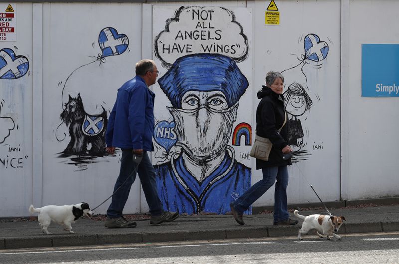 Граффити в поддержку Национальной службы здравоохранения Великобритании в Перте, Шотландия.
