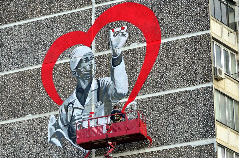 Художник Евгений Аморфис рисует граффити «Спасибо врачам» на стене дома на улице 1 Мая в Краснодаре.