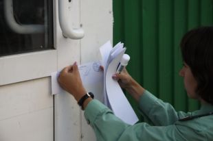 Судебные приставы вышли на объект: они вручили проживающим в общежитии жильцам требования об исполнении решения суда и предоставили время для освобождения помещений.