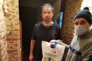 Илья привез лекарства и продукты нуждающемуся ВИЧ-положительному челябинцу.