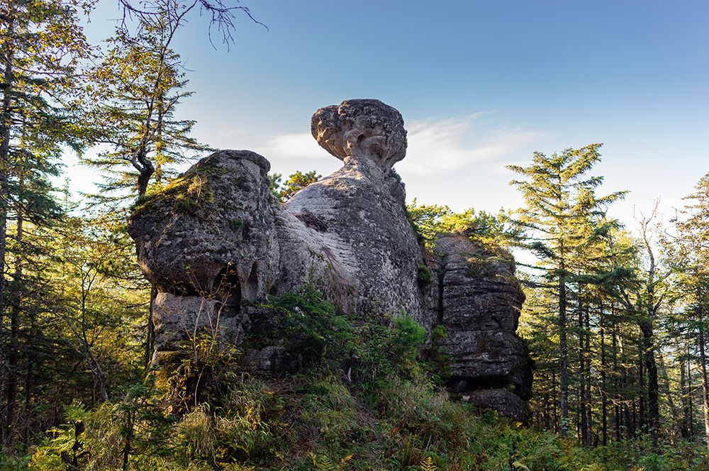 Амурские столбы. Расположены в 134 км от Комсомольска-на-Амуре ниже по течению реки Амур в районе села Нижнетамбовское. Скалы представляют собой гранитные столбы причудливой формы высотой от 12 до 70 метров, некоторые имеют названия: Шаман-камень, Стены, Чаша, Церковь, Корона.