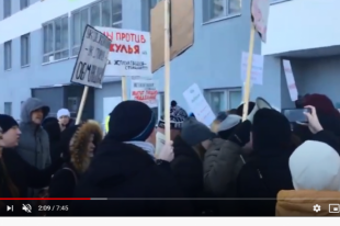 Борьба жильцов с УК проходила в том числе и стихийными митингами.
