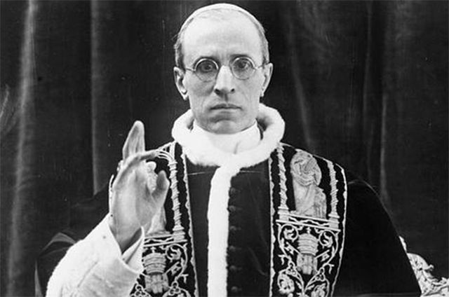 Сам глава Ватикана, папа римский Пий XII знал о помощи подчинённых нацистам, но предпочитал закрывать на это глаза.