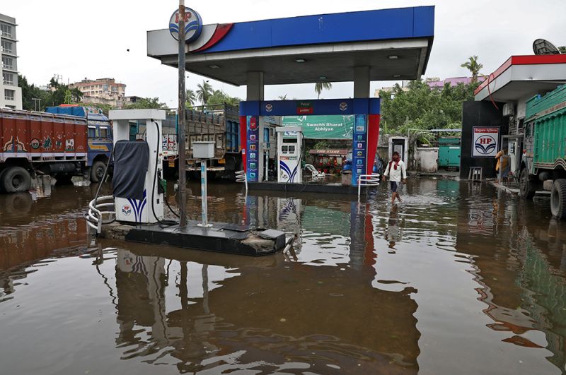 Затопленная заправочная станция в Калькутте, Индия.