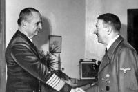 Карл Дёниц и Адольф Гитлер 1945 в бункере Фюрера.