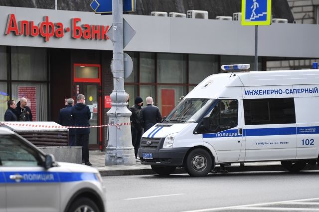 Мужчина, пытавшийся захватить заложников в банке Москвы, признал вину