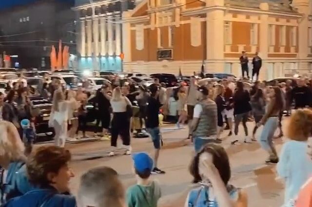 Массовая тусовка с танцами прошла на площади Ленина в Новосибирске