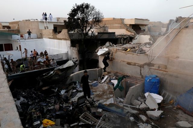 СМИ: упавший в Карачи Airbus мог зацепить полосу при попытке приземления