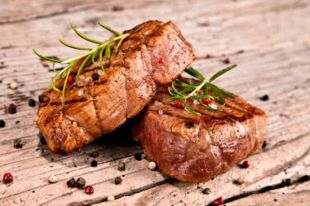 Как приготовить вкусный и сочный стейк: три лучших рецепта мясного блюда