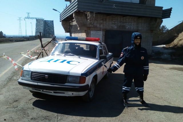Вблизи Комсомольска-на-Амуре появился манекен полицейского и ретро авто