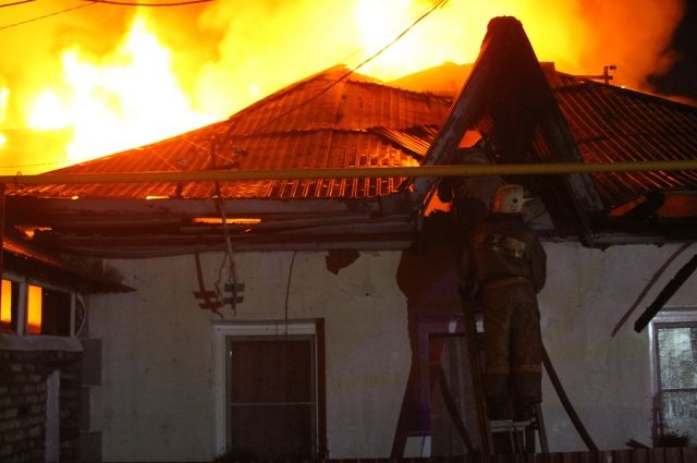 Серьезный пожар ликвидировали минувшей ночью в Барнауле