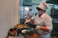 Каждому дежурному фельдшеру и водителю в столовых КрАЗа готовятся блюда для трехразового приема пищи.