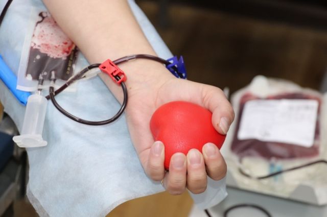 Тульским донорам крови, переболевшим COVID-19, выплатят 2000 рублей