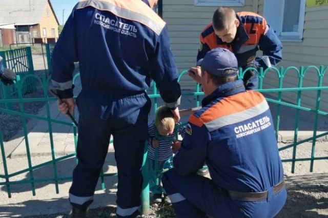 Голова двухлетнего мальчика застряла в заборе в Новосибирской области
