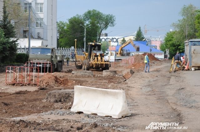 В Оренбурге ведется капитальный ремонт дороги и коммуникаций на ул. Аксакова.