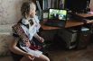 Выпускница 11 класса МАОУ СОШ №33 Яна Юрьева смотрит онлайн -трансляцию последнего звонка у себя дома в Тамбове.