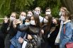 Выпускники средней школы фотографируются после празднования последнего звонка в парке Гагарина в Симферополе.