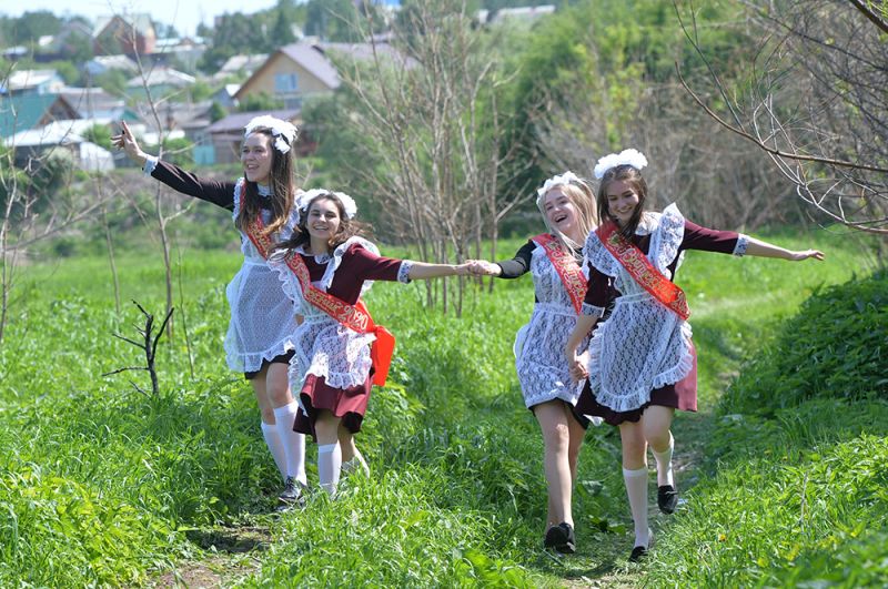 Выпускницы во время последнего звонка около сельской школы села Миасское Челябинской области.