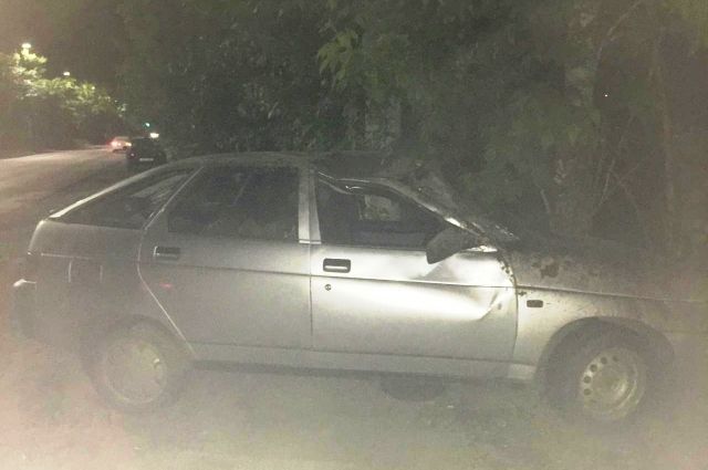 В Сызрани водитель без прав врезался на ВАЗ-2112 в дерево