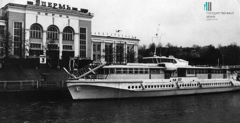 Общий вид теплохода «Ом-123» у Речного вокзала. 1980-е годы.