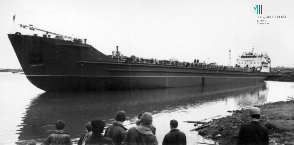 Морской нефтевоз у причальной стенки судозавода Кама. 1970 год.