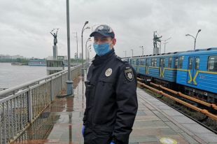 В Киеве спасли мужчину, пытавшегося спрыгнуть с моста в Днепр