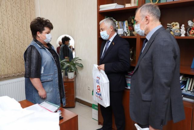На Кубани депутаты передадут 190 ноутбуков для обучения школьников