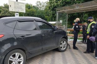 В Киеве автомобиль врезался в остановку с пассажирами: есть пострадавший