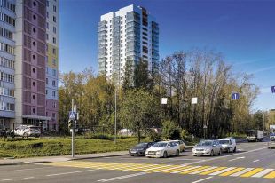 В городе продолжают благоустраивать общественные места и придомовые территории.