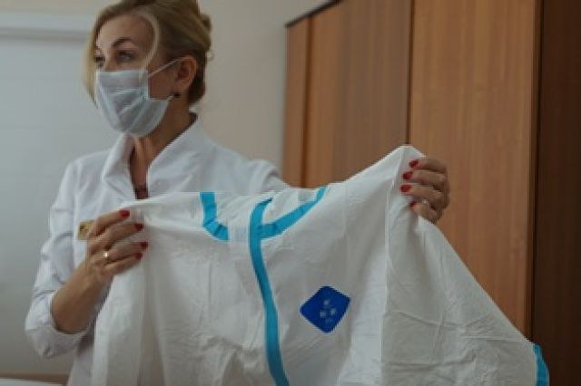 Ульяновская больница получила из Тайваня посылку с защитными костюмами