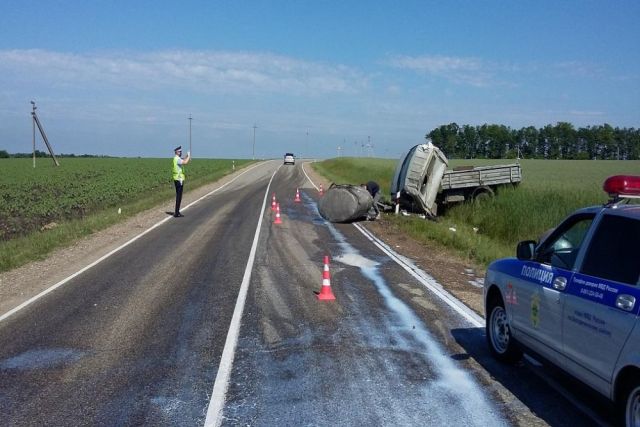 На Кубани в ДТП пострадал перевозивший молоко водитель «Газели»