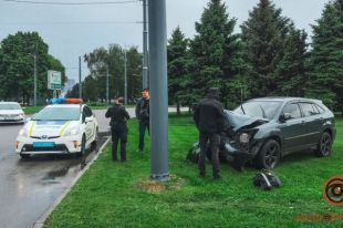 В Днепре авто на высокой скорости врезалось в столб: есть пострадавший