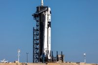 Ракета SpaceX Falcon 9 с космическим кораблём Crew Dragon на площадке LC-39А.