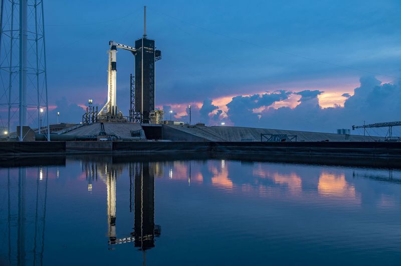 Вид на американский космический корабль Crew Dragon, установленный на стартовой площадке Launch Complex 39A на острове Уилсон во Флориде.
