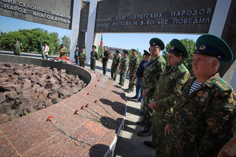 Ветераны пограничных войск возлагают цветы к мемориальному комплексу «Огонь Вечной Славы» в Минеральных Водах.