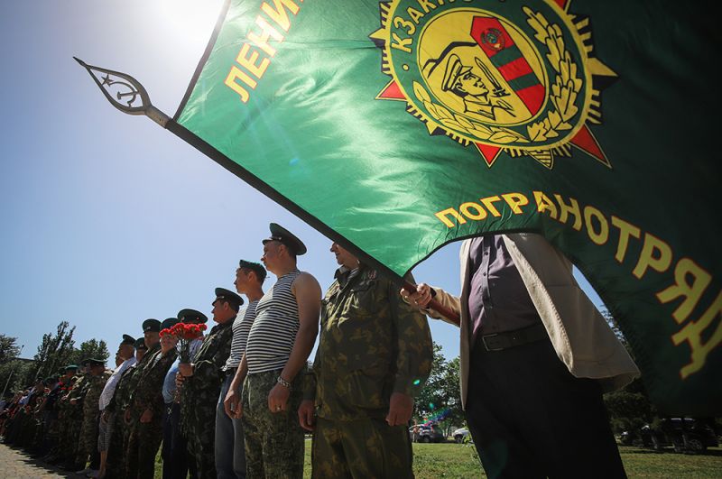 Ветераны пограничных войск у памятника пограничникам в Минеральных Водах.