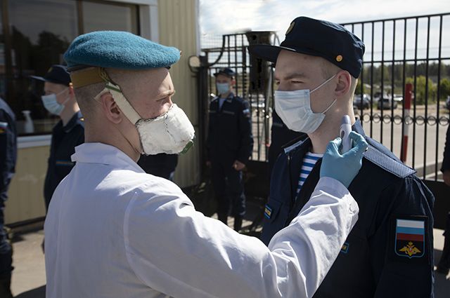 Первые призывники отправились в армию из Новосибирска в масках и бахилах