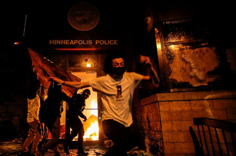 Протестующие у горящего здания полицейского участка в Миннеаполисе.