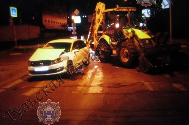В Туле ночью столкнулись легковая иномарка и трактор