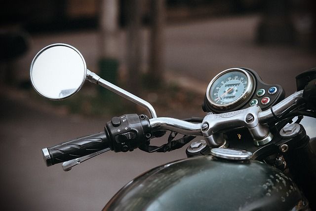 В Краснодаре двое парней украли мотоцикл, не смогли его завести и бросили