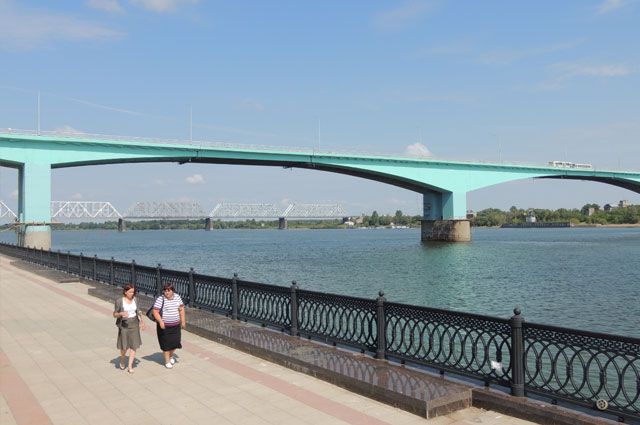 На Октябрьском мосту появилась преграда для пешеходов и велосипедистов