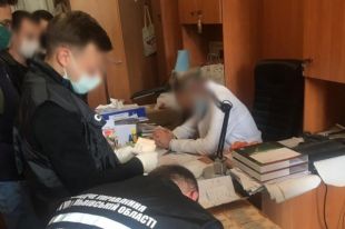 Задержан при получении взятки: во Львове у врача нашли 200 тысяч гривен