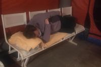 В Новосибирске пациенты с подозрением на COVID-19 из-за нехватки мест в больнице №11, переоборудованной под коронавирусный госпиталь, вынуждены ночевать в палатке перед лечебницей.